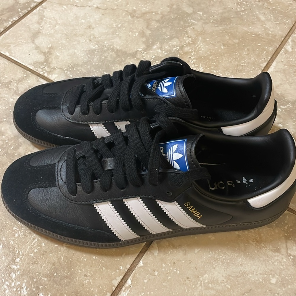 Like new Adidas Samba boys 7/women’s 8.5. Worn twice. Purchased from Champs.